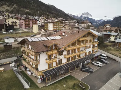 Berg Hotel Latemar Spitze Các khách sạn ở Pozza di Fassa