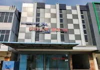 Dream House Hotels in Ladang