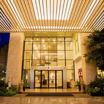 Hua Hin Grand Hotel and Plaza Отели рядом с достопримечательностью «Вана Нава Водная джунгля Хуа Хин»