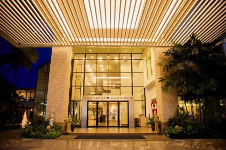 Hua Hin Grand Hotel and Plaza Отели рядом с достопримечательностью «Hua Hin Clock Tower»