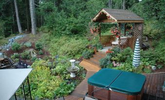 Pearson's Pond Luxury Inn and Adventure Spa - Housity