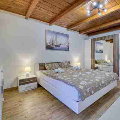 Zora Rooms