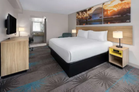 Days Inn by Wyndham Frederick Hotels in 