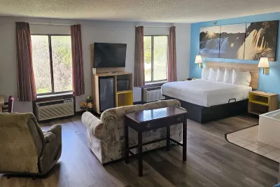 Days Inn by Wyndham Ozark Springfield Hotels near The Maze