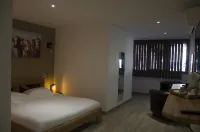 Aux Platanes Hotels in Mantry