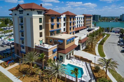 Fairfield Inn & Suites Clearwater Beach Отели рядом с достопримечательностью «Пляж Клируотер-Бич»