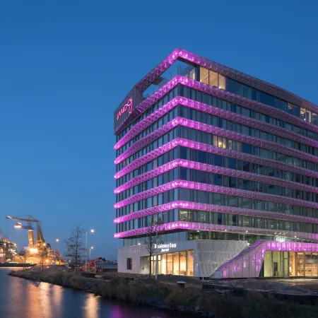 Moxy Amsterdam Houthavens Отели рядом с достопримечательностью «Выставка «Тайны тела. Вселенная внутри»»