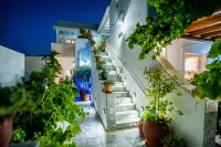 Three Bedroom Apartment (7-9 Adults) First Floor. Hotels in Paros