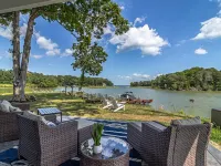 PVT PENINSULA! Hot tub, beach, spectacular views w/huge kitchen!Sleeps up to 21 Hotels in Cople