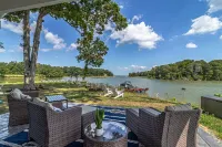 PVT PENINSULA! Hot tub, beach, spectacular views w/huge kitchen!Sleeps up to 21