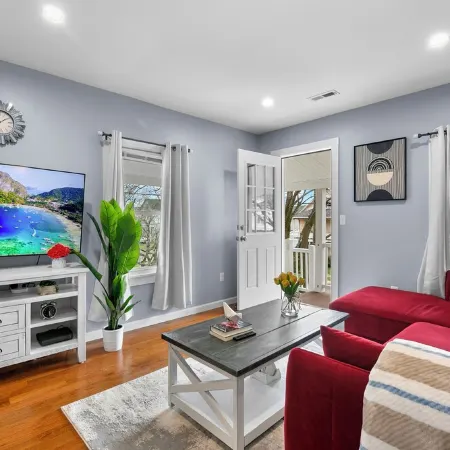 3Br- Sleeps 6- Forestville Bristol- Parking