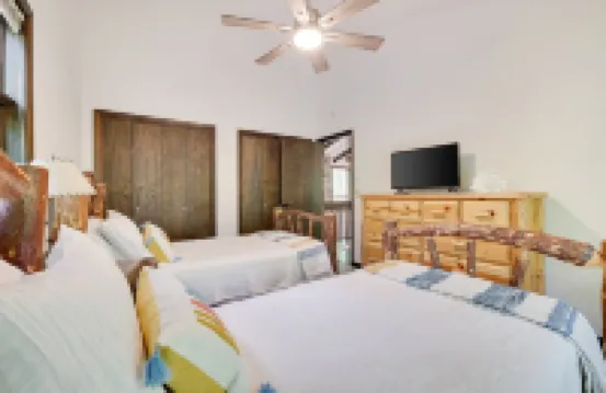 Spacious Lakefront 4 bedroom, 2 bath Mountain Retreat with Private Beach, Kayaks