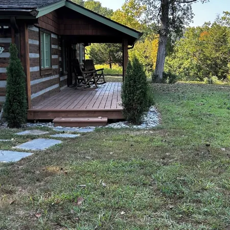Log Cabin owned by Johnny Cash approx. 30 mins to downtown Nashville. Sleeps 6