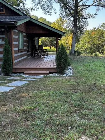 Log Cabin owned by Johnny Cash approx. 30 mins to downtown Nashville. Sleeps 6
