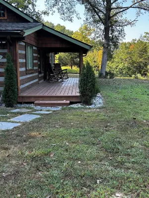 Log Cabin owned by Johnny Cash approx. 30 mins to downtown Nashville. Sleeps 6