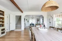 Farmhouse on wine scenic route, alpacas and hot tub. Pet friendly.