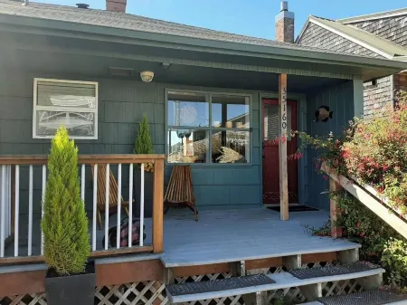 Pacific City Bungalow right on Nestucca River