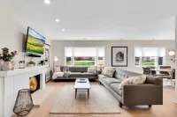 Benelo | Midcentury Modern Single-Level Home, 3 BR