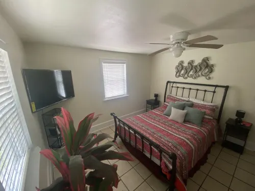 6 Blocks to the beach - beach bungalow style apartment