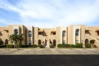NEW Condo 2 Bed 2 Bath Pool 6 min to Beaches Downtown Restaurants Shopping