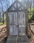 The Riverbirch Treehouse-close to town yet steps away from total wilderness