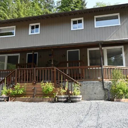 Comfy Duplex unit great for families and small groups, sleeps up to 9