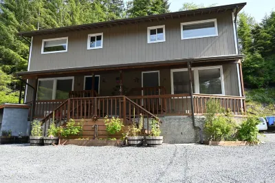 Comfy Duplex unit B great for families and small groups, sleeps up to 7 Hotels near Grace Harbor