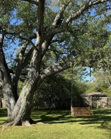 Down on the CornerIn the heart of Flora with great outside space! Отели в г. Флора