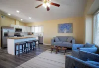 Airport,Downtown,food,shopping,mountain views,WiFi