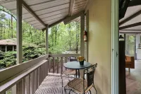 Unique octagon treehouse chalet, panoramic forest views, community pool.