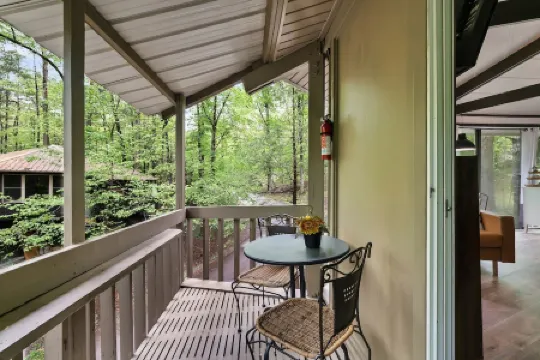 Unique octagon treehouse chalet, panoramic forest views, community pool.