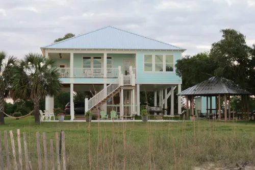'Seaglass'-Perfect Beach House with Pool, Peaceful and Private