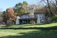 Modern Home w/private hot tub, game room, & Amazing VIEWS