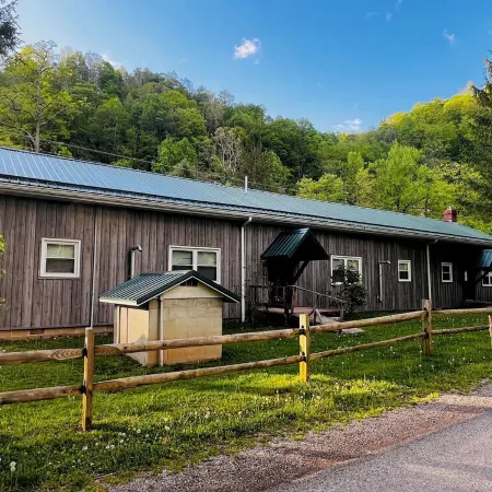 Ugly Cabin, Stunning Escape – Hot Tub! Fire Pit! Fast Wifi! Sunroom! Hiking!