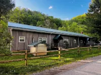 RIVERSIDE RENOVATED 1950's schoolhouse, HOT TUB, Pellet Stove, Pet Friendly Hotels near Monongahela National Forest
