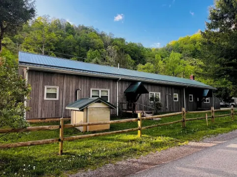 RIVERSIDE RENOVATED 1950's schoolhouse, HOT TUB, Pellet Stove, Pet Friendly