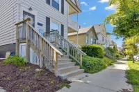 NEW! Fun, style & comfort Eastside MKE Best Day Townhouse 4 bedrooms Hotel in zona UWM English as a Second Language Program