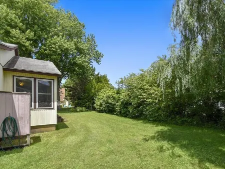 Cozy Vacation Home w/Sun Room in Bethany West