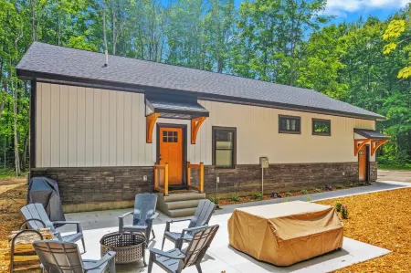 Centrally located newly built barndo, AC & WIFI Отели в г. Hayes Township