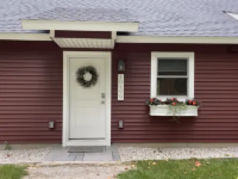 Cute cabin in our private woods, close to a bike trail, winery, and lakes