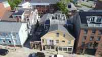 Crows Nest.  Downtown New Bedford Historic District. HARBOR VIEWS! University of Massachusetts Dartmouth - School for Marine Science and Technology （West）附近的飯店