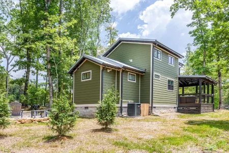 Lulu's Place - A Lakeside Tiny Home in Tennessee