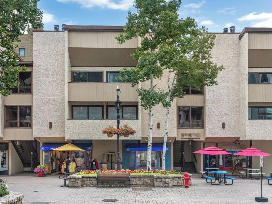 200 ft. to Gondola!! Balcony, Parking, Fireplace, Views!!  Heart of Lionshead!!