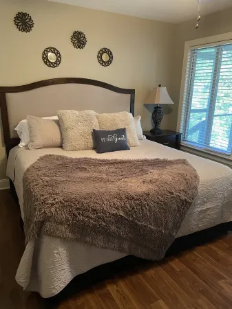 Beautiful  waterfront home on KY lake!