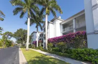 Quiet 4th Floor End Unit. Amazing Resort Pool View. Family Friendly