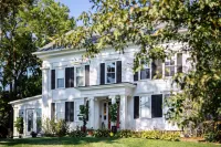 Sparkle on the Rocks is a Sanctuary of Comfort and Artistic Inspiration