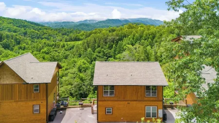 Smoky Mountain Cabin with Views, Great Location, Theater, Game Room, Hot Tub
