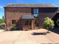 Large Detached "upside Down" Barn, dog friendly with 1 acre enclosed paddock. 惠靈頓酒店