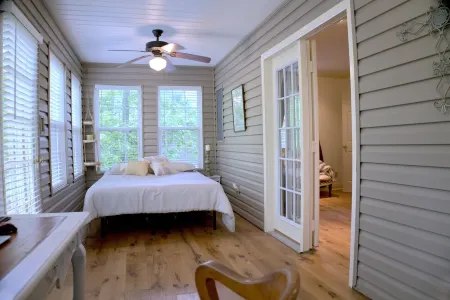 Cozy cottage in a private, gated community minutes from all Pickwick attractions