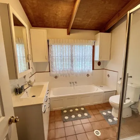 Loft Haven at Girraween Full house 1 bedroom with queen bed near National Parks